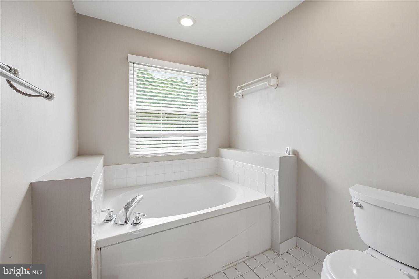 2402 Shaker Ln Property Photo 36
