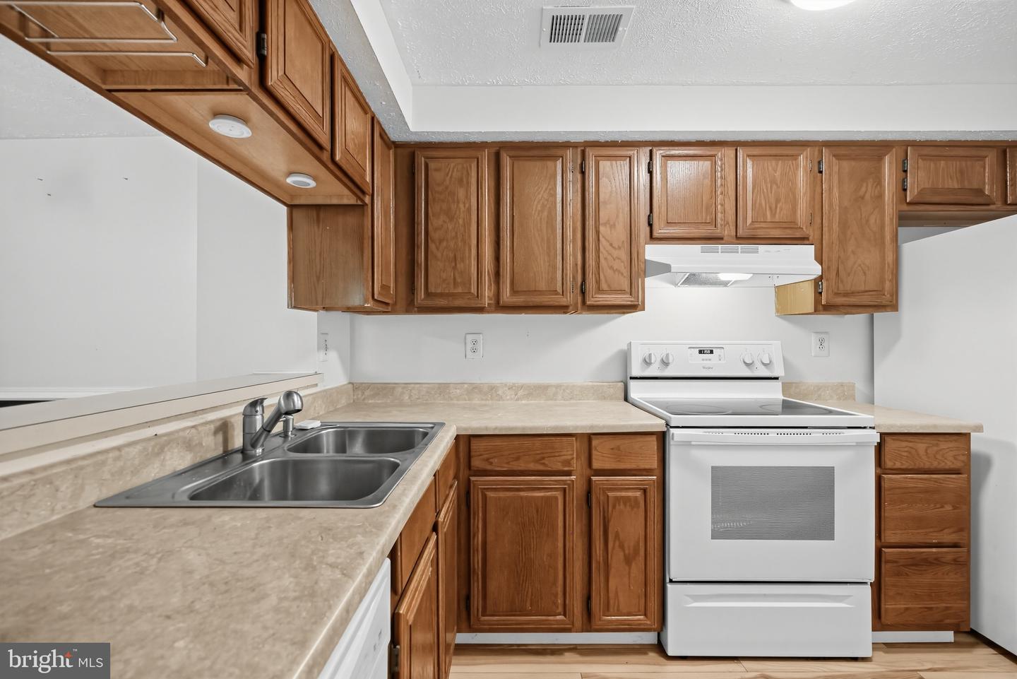 803 Stratford Way #b Property Photo 9