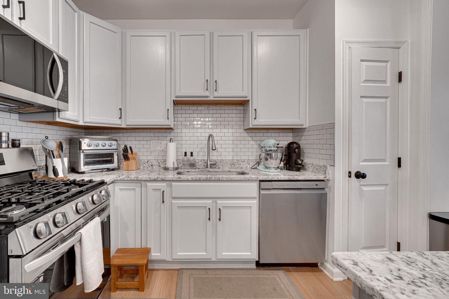 6011 Newport Ln Property Photo 5