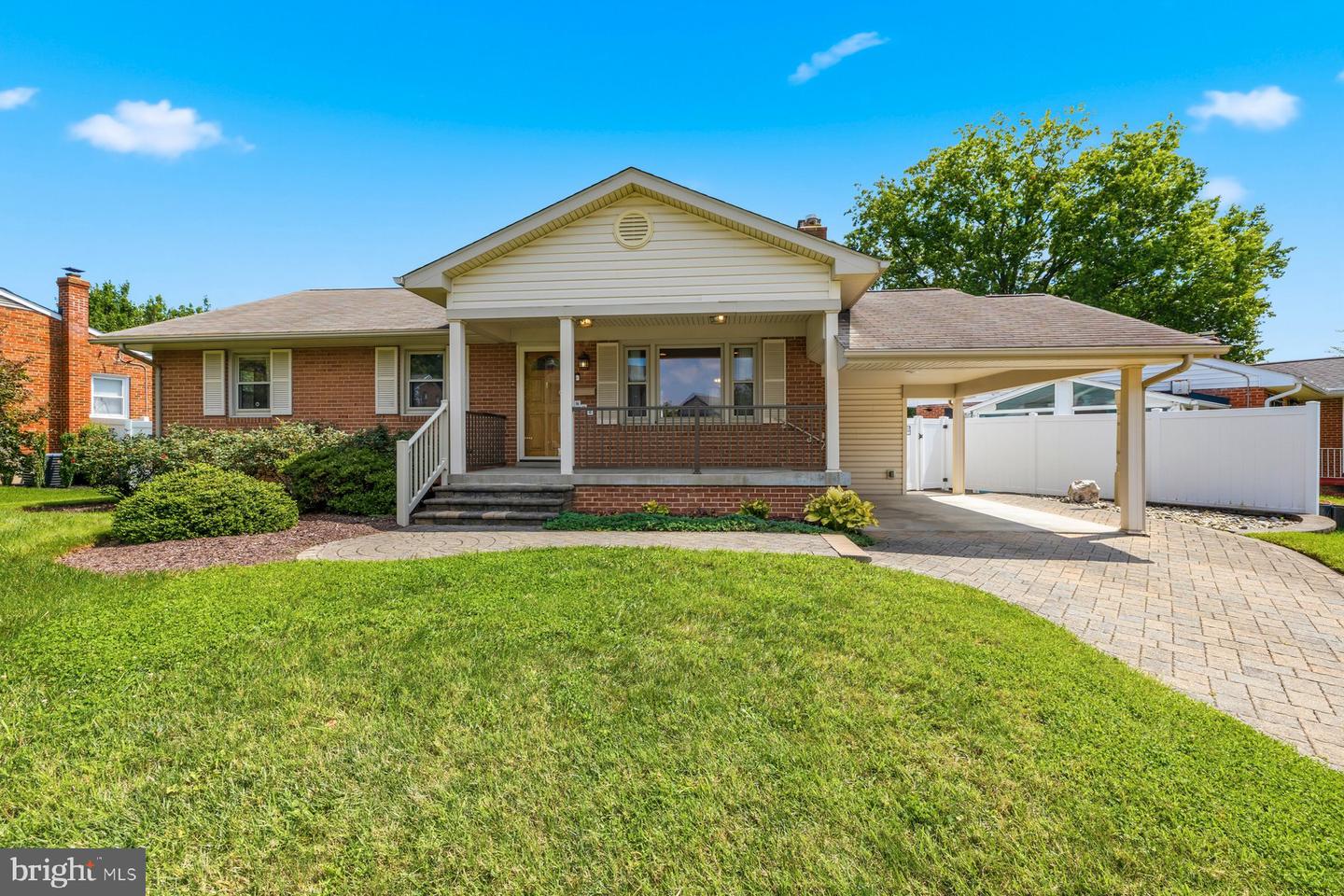 802 YOUNG PL Property Photo 1