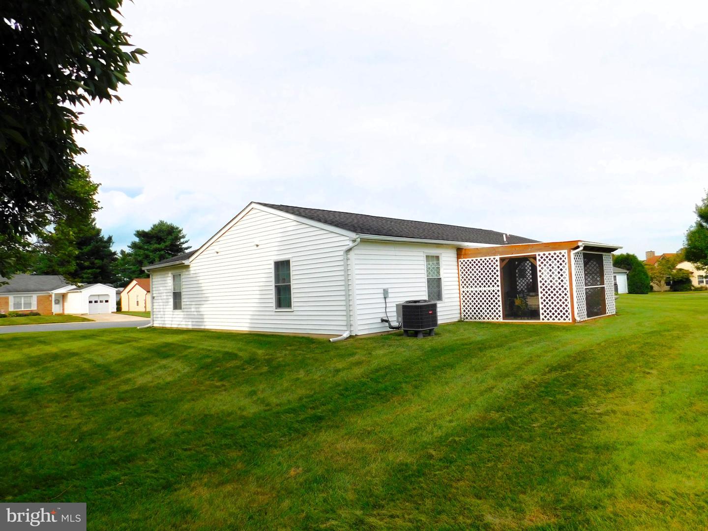 6853 Buckthorn Ct Property Photo 3