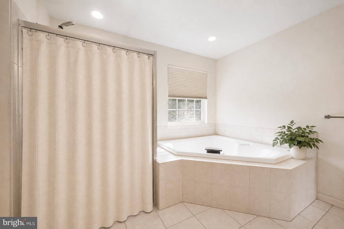 2231 W Greenleaf Dr Property Photo 43