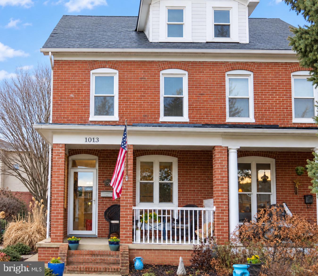 1013 N MARKET Property Photo 1