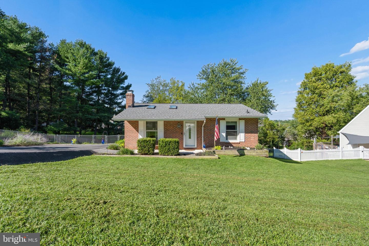 4 Donalds Ln Property Photo 1