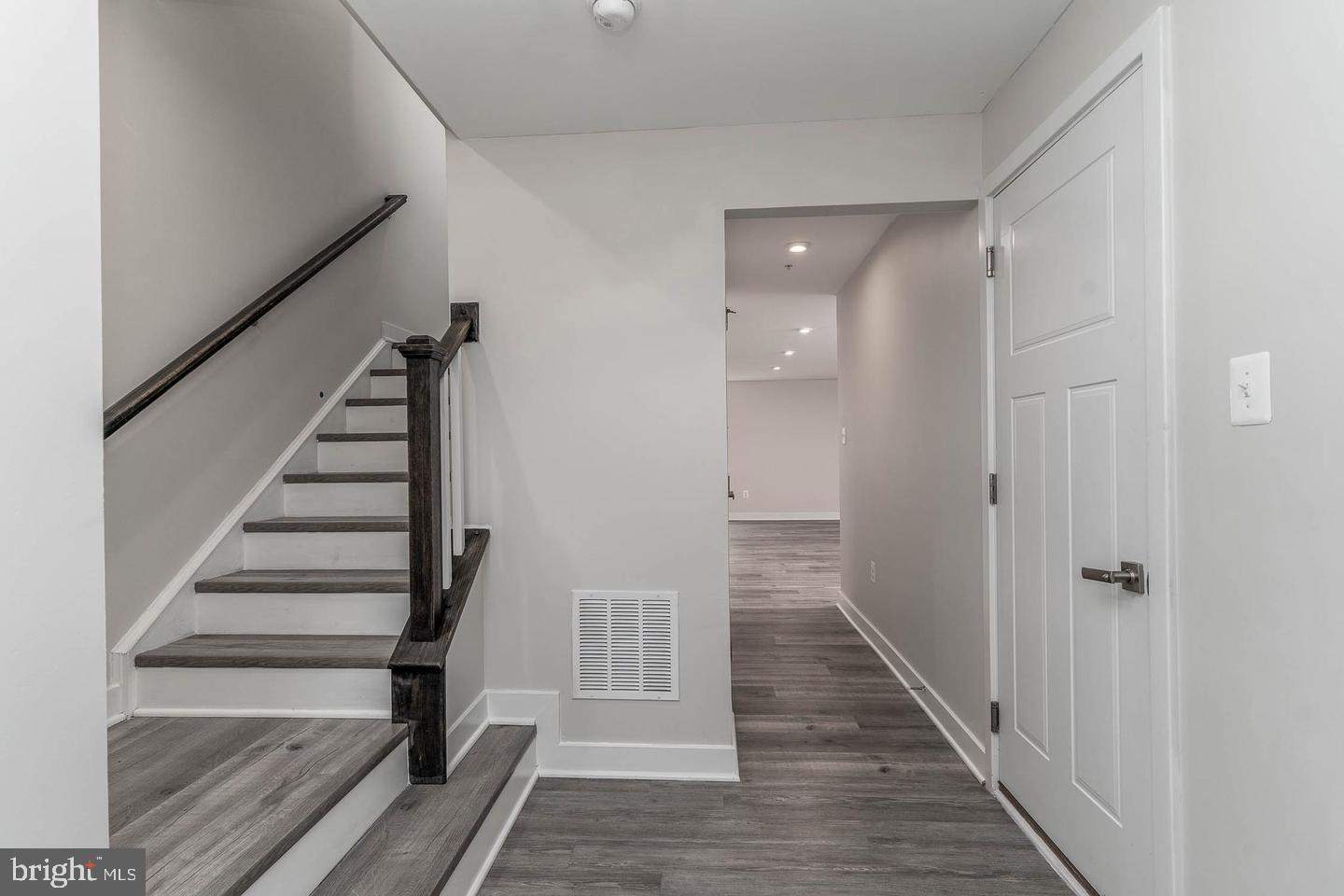 6021 Etterbeek St Property Photo 5