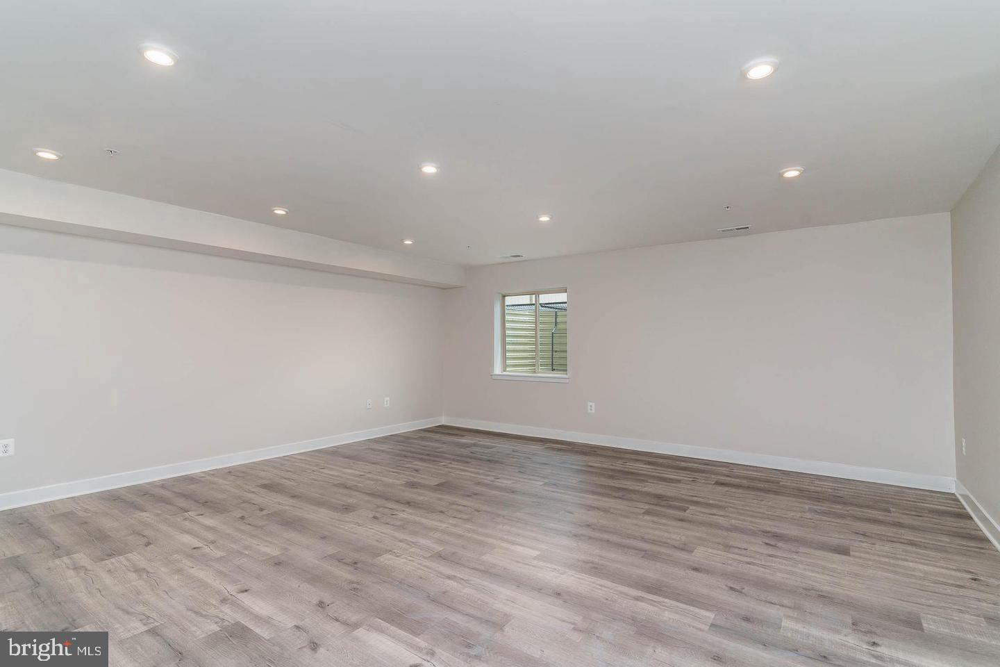 6021 Etterbeek St Property Photo 6