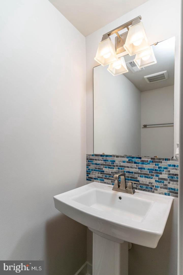 6021 Etterbeek St Property Photo 14