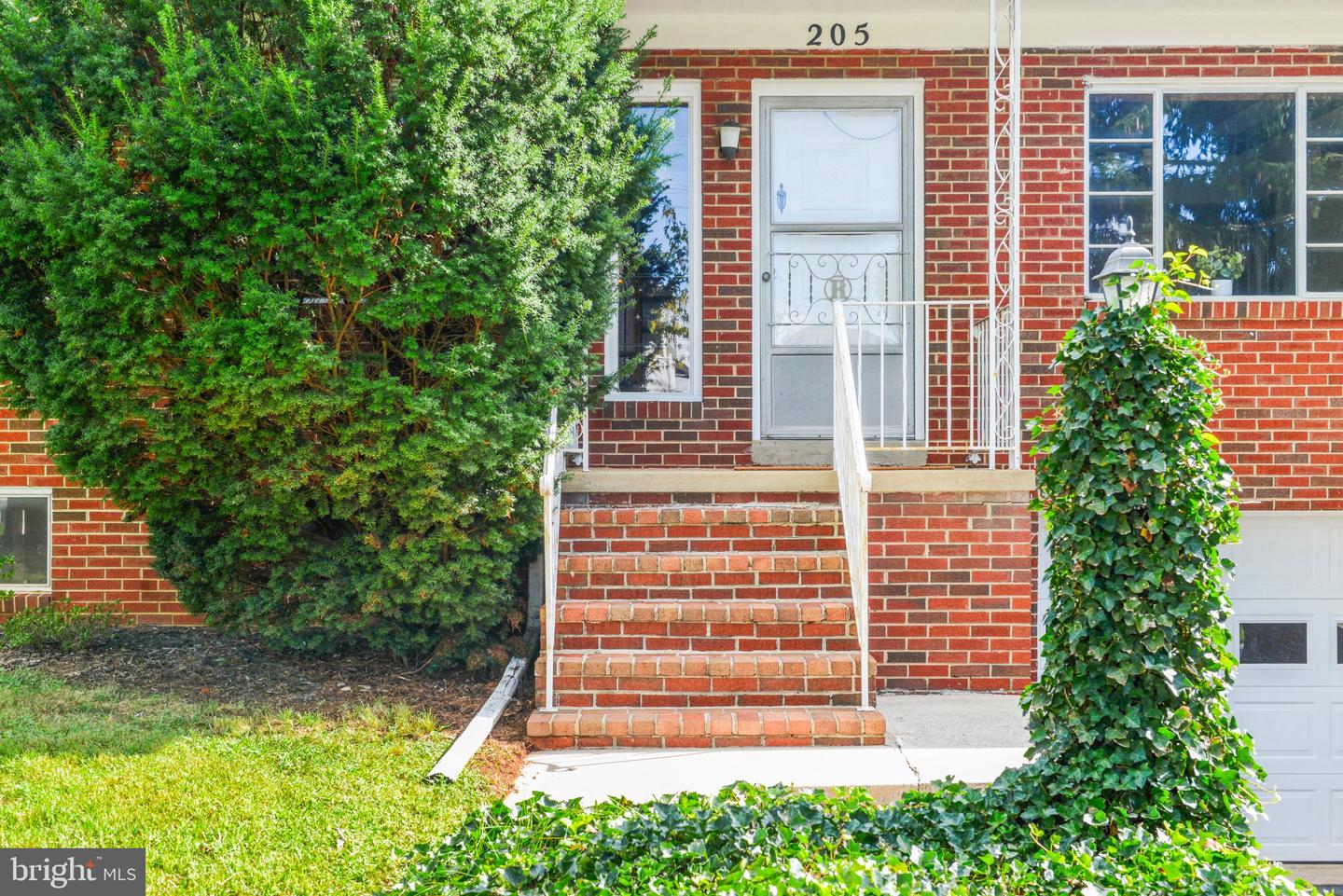 205 Franklin St Property Photo 4