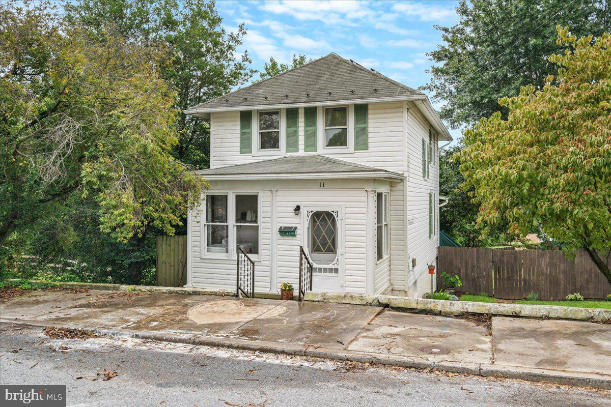 11 E H St Property Photo 1