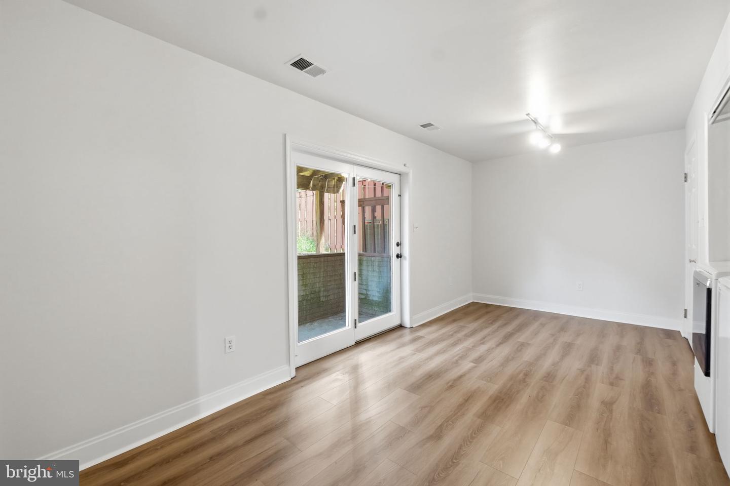 18 Victoria Sq Property Photo 4