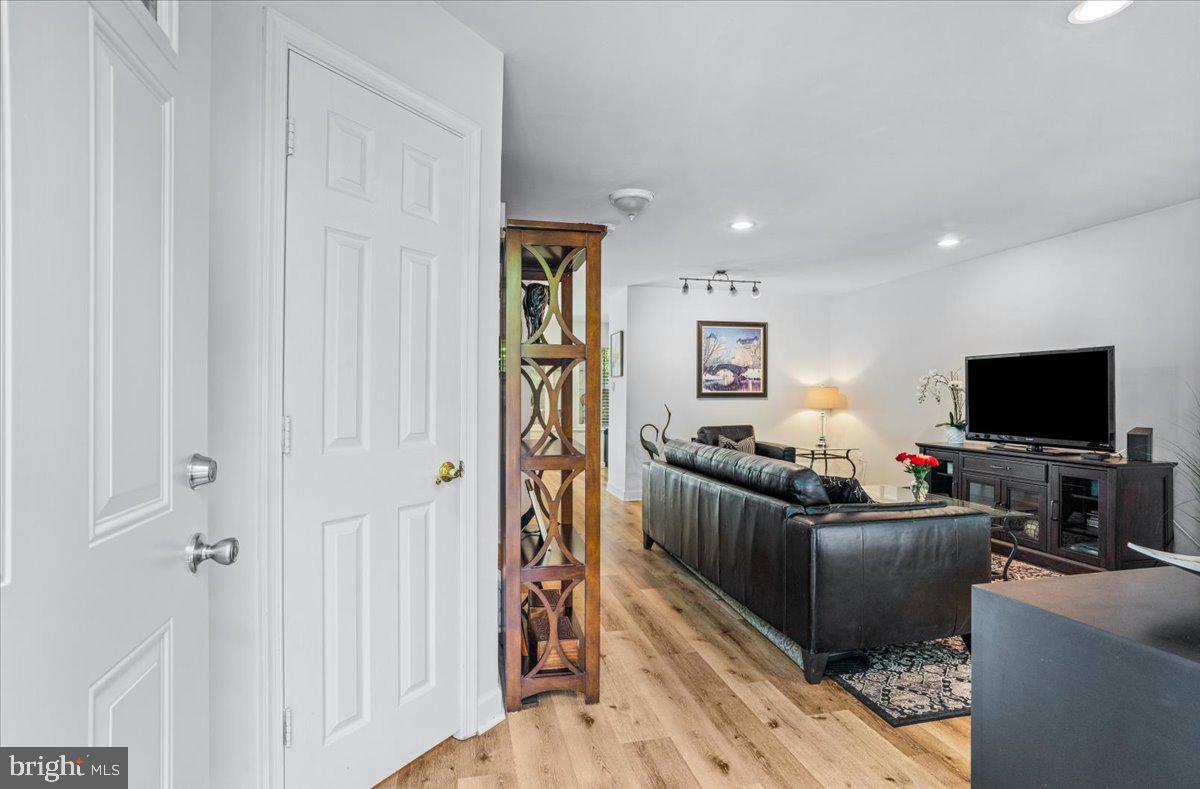 9245 Ridgefield Cir Property Photo 3