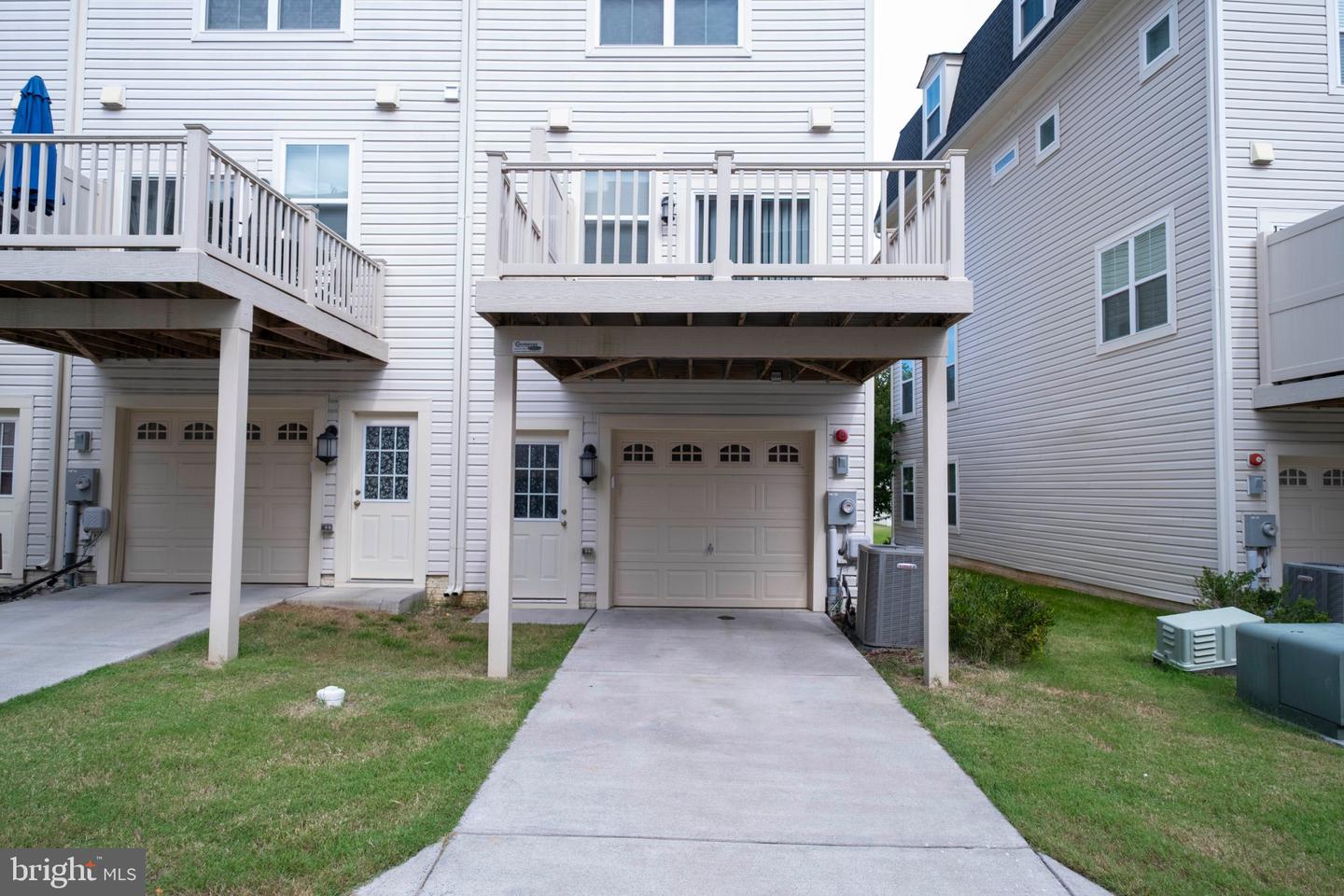 7155 Macon St Property Photo 4