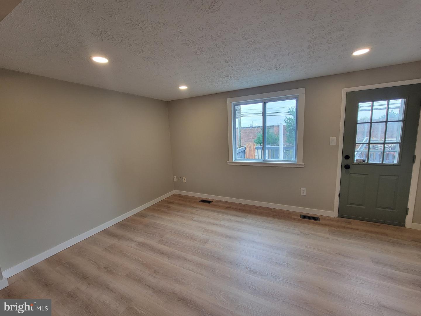 246 Canfield Ter Property Photo 3