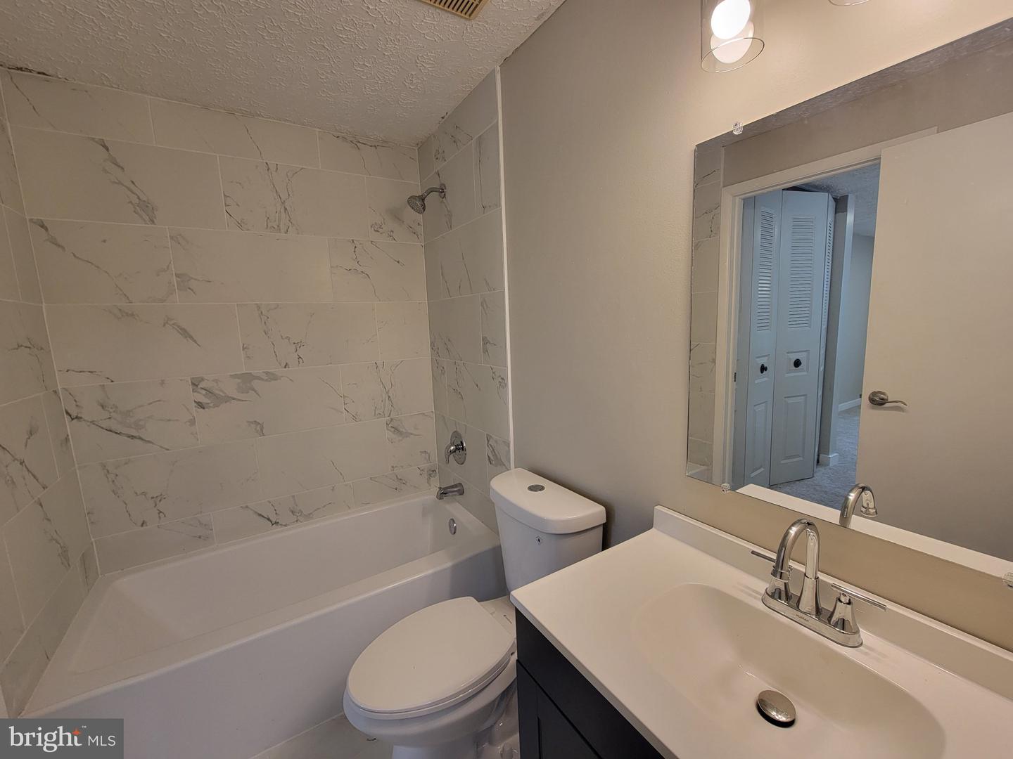 246 Canfield Ter Property Photo 8
