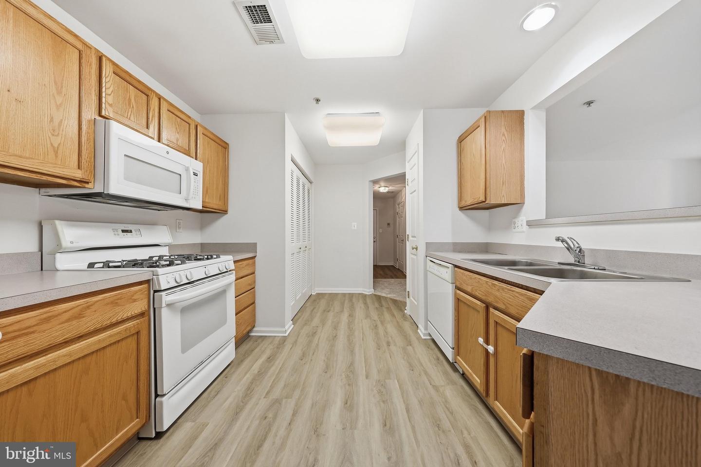 502 Bradley Ct #5g Property Photo 22