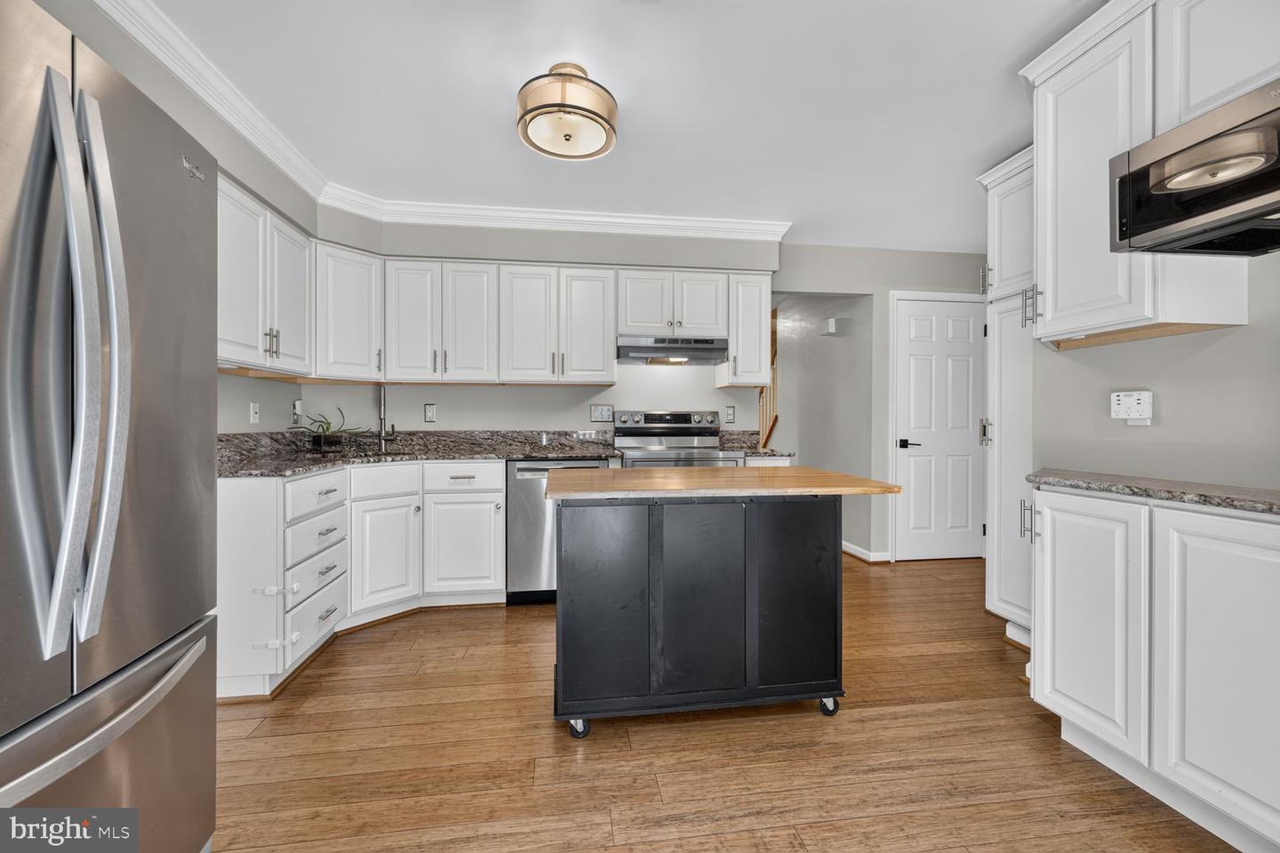 1101 Midvale Ave Property Photo 4