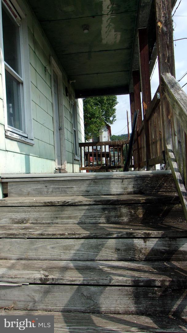 68 Knight St Property Photo 4