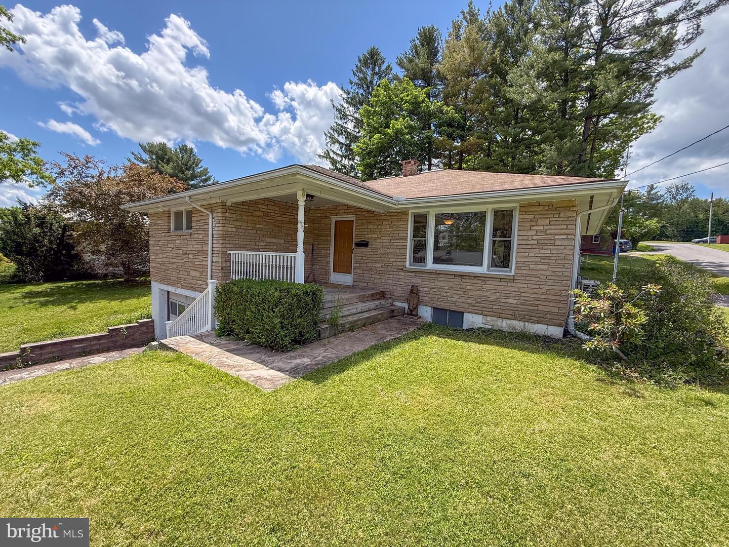 127 S Oakhall Dr Property Photo 1