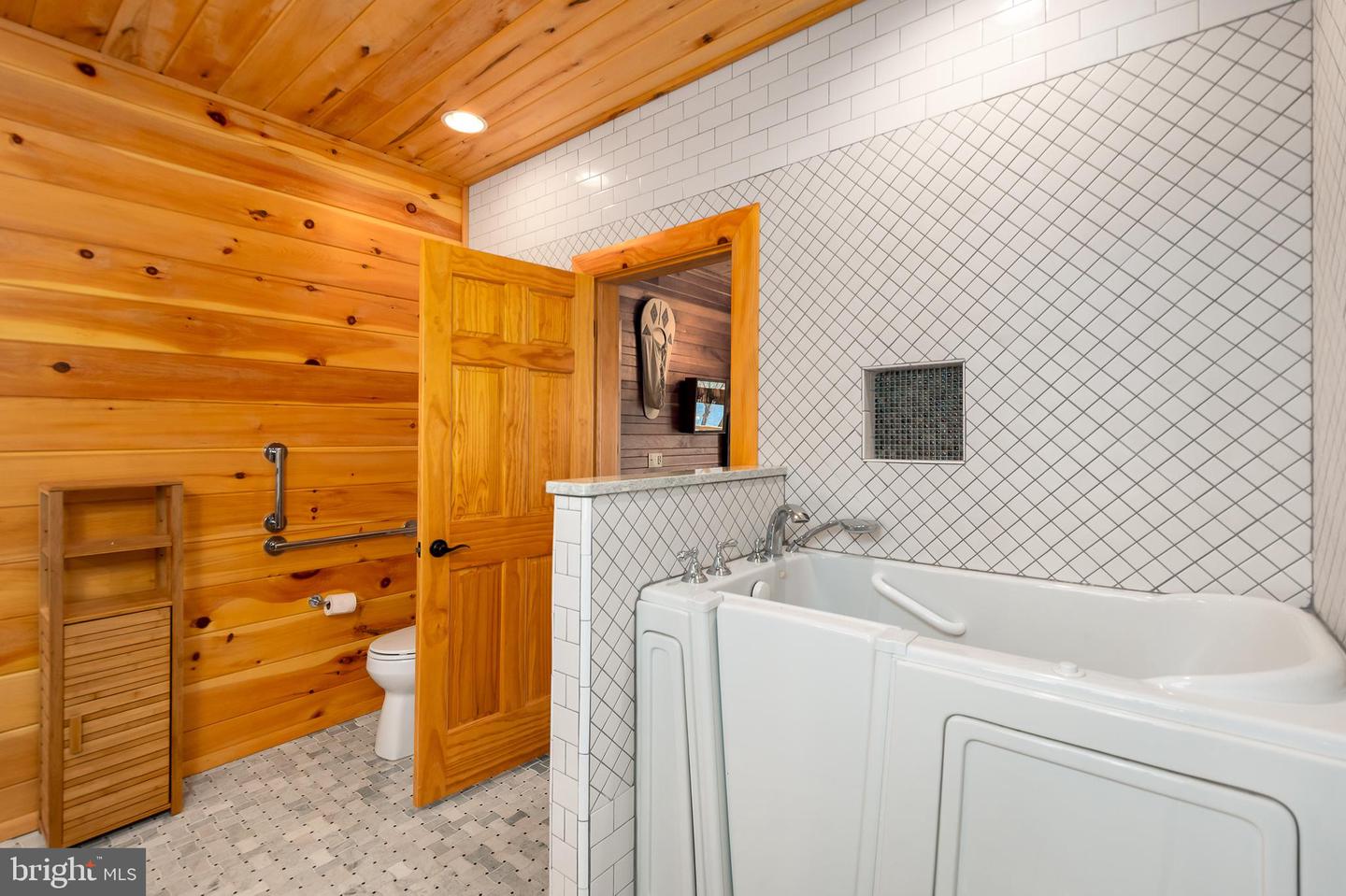 180 Glen Cove Rd Property Photo 41