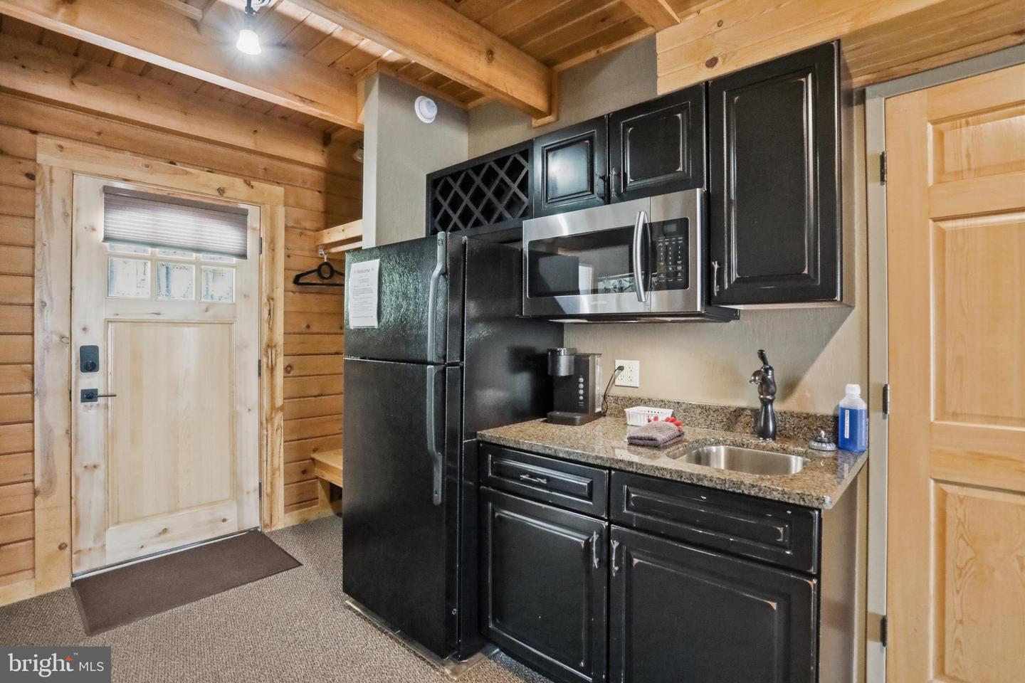 211 Cabin Lodge Rd Property Photo 5