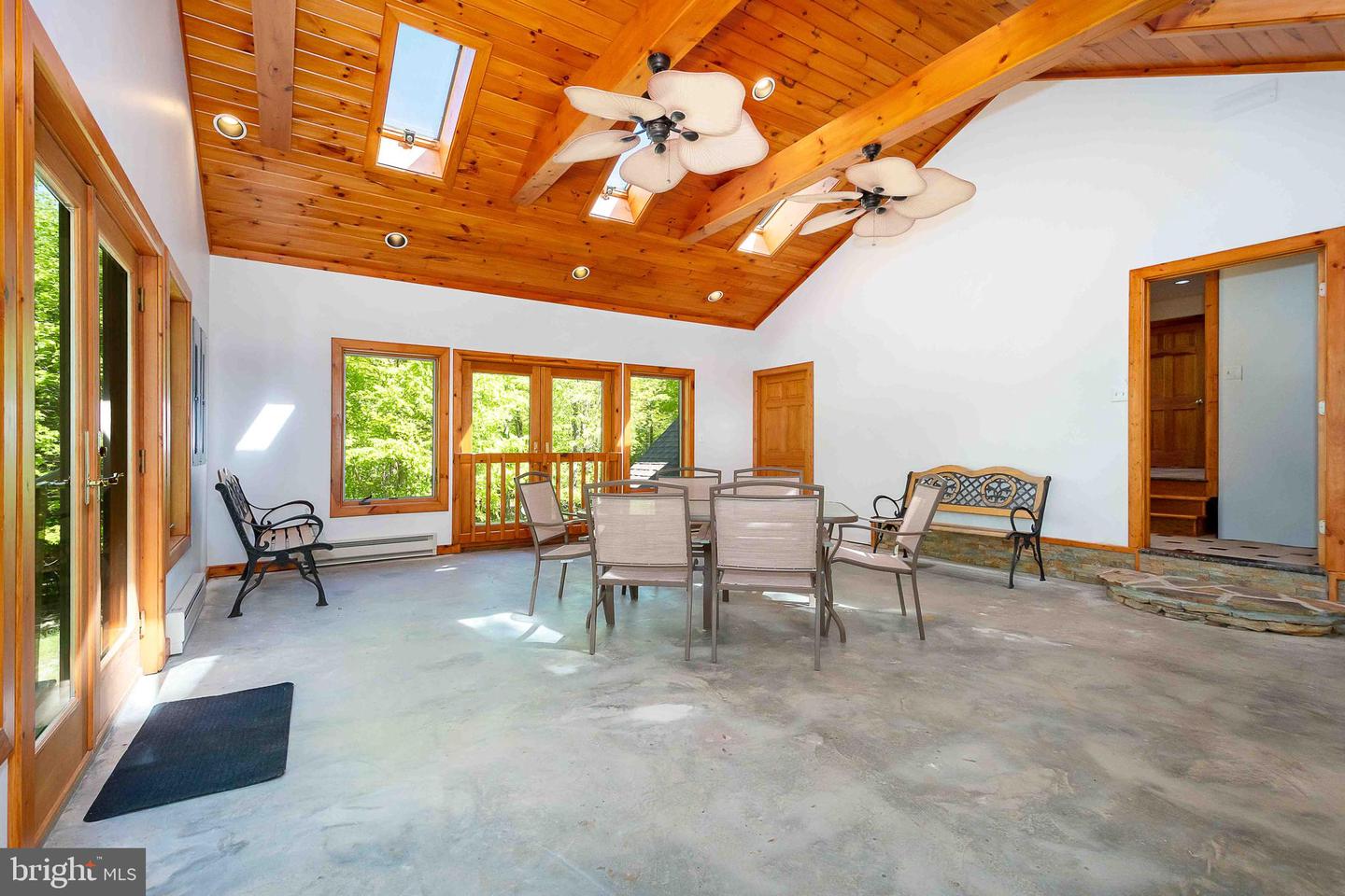 122 Woodlands Hill Ln Property Photo 22
