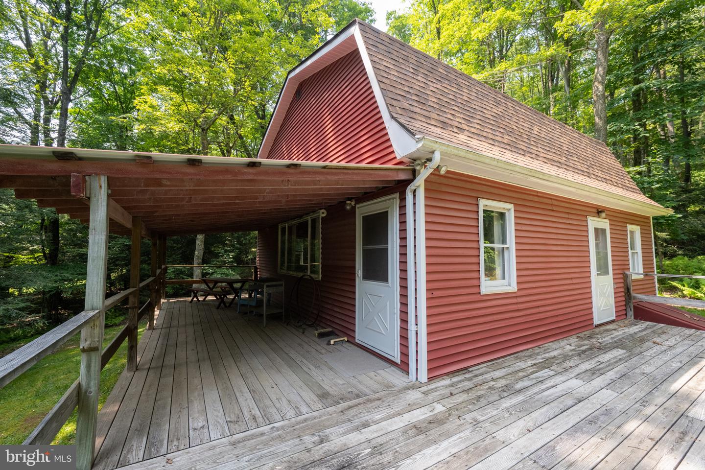 639 Hemlock Rd Property Photo 4