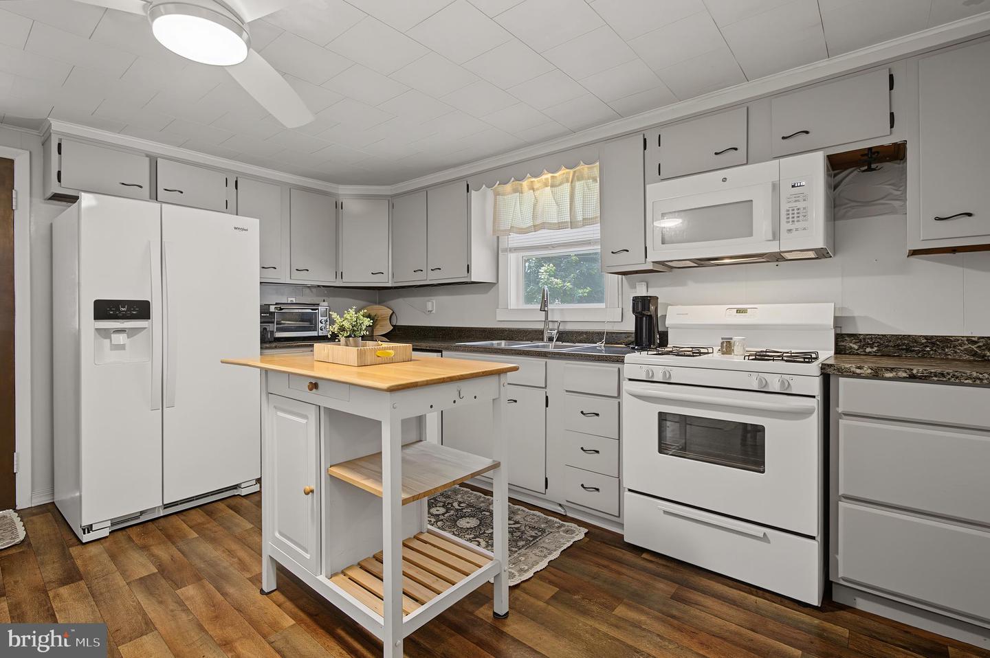 40 Sunshine Property Photo 18