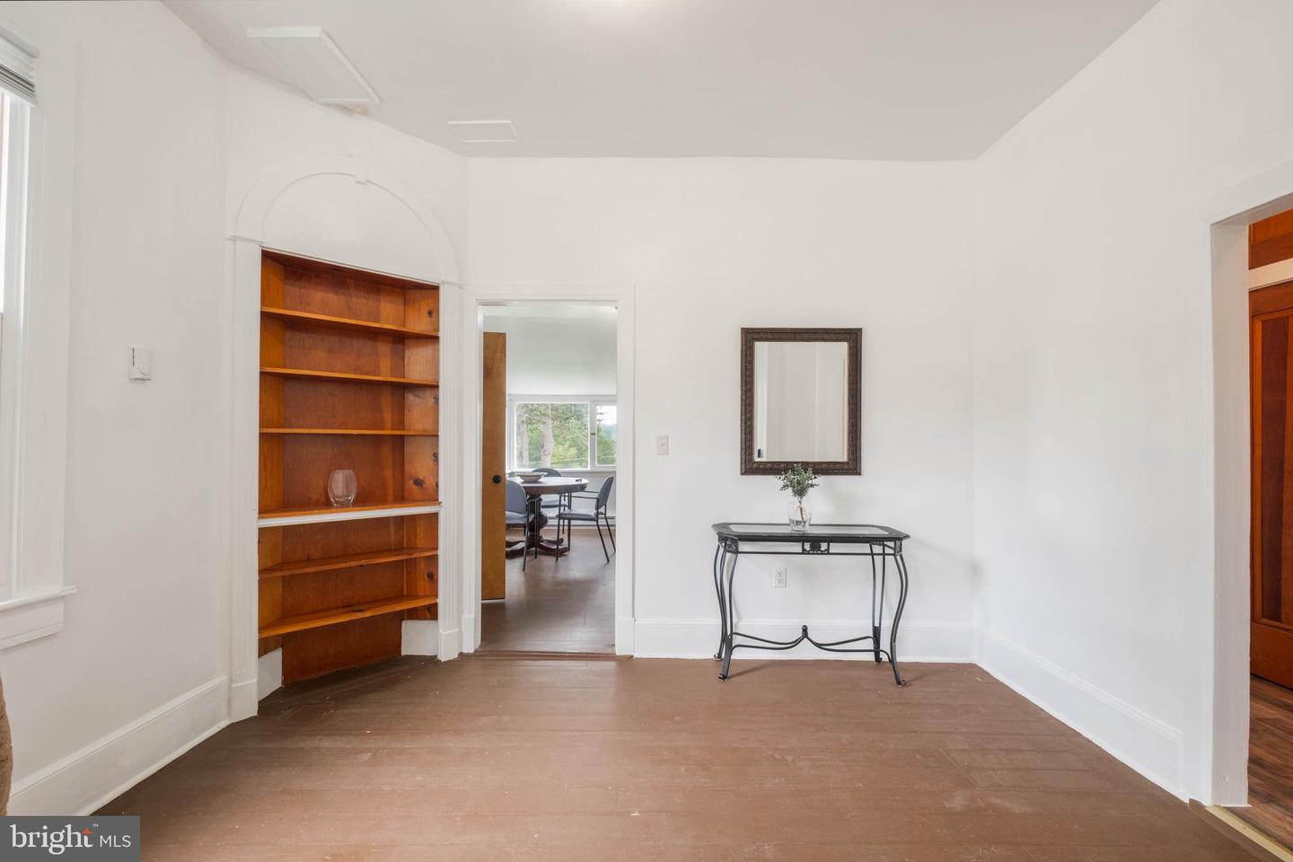 615 E Oak St Property Photo 12