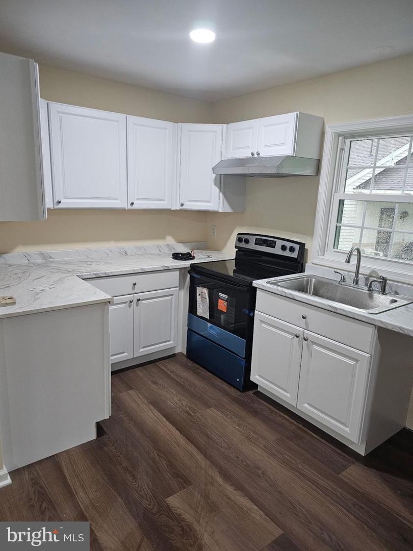 20 Railroad St Property Photo 2