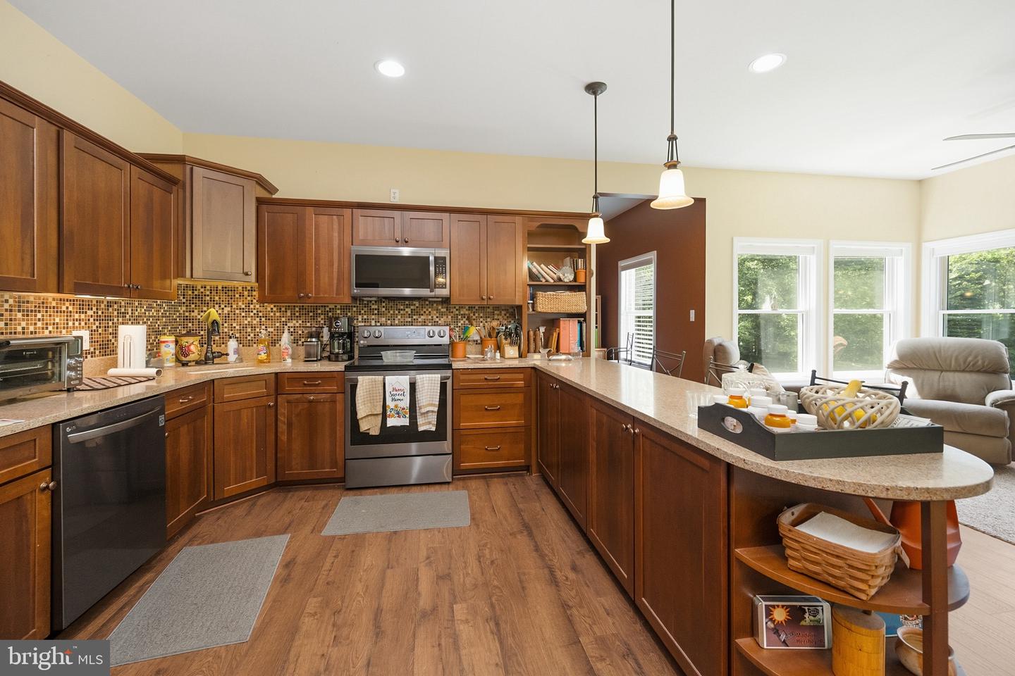 137 Youngwood Ln Property Photo 11
