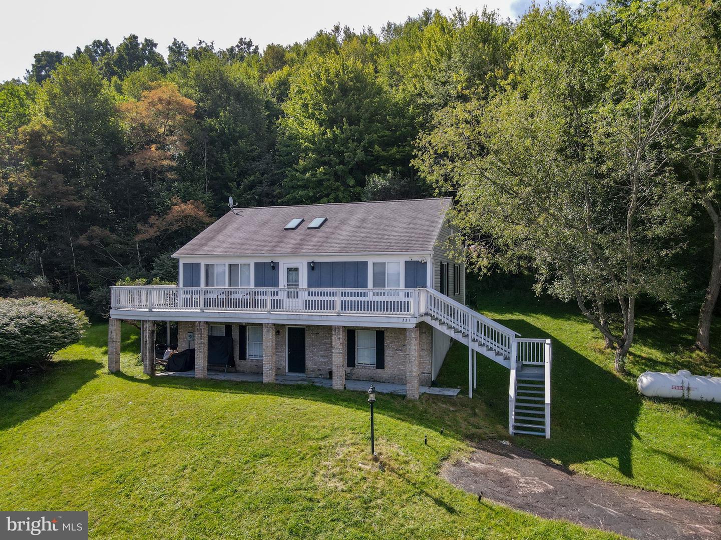 221 Settlers Pass Property Photo 1