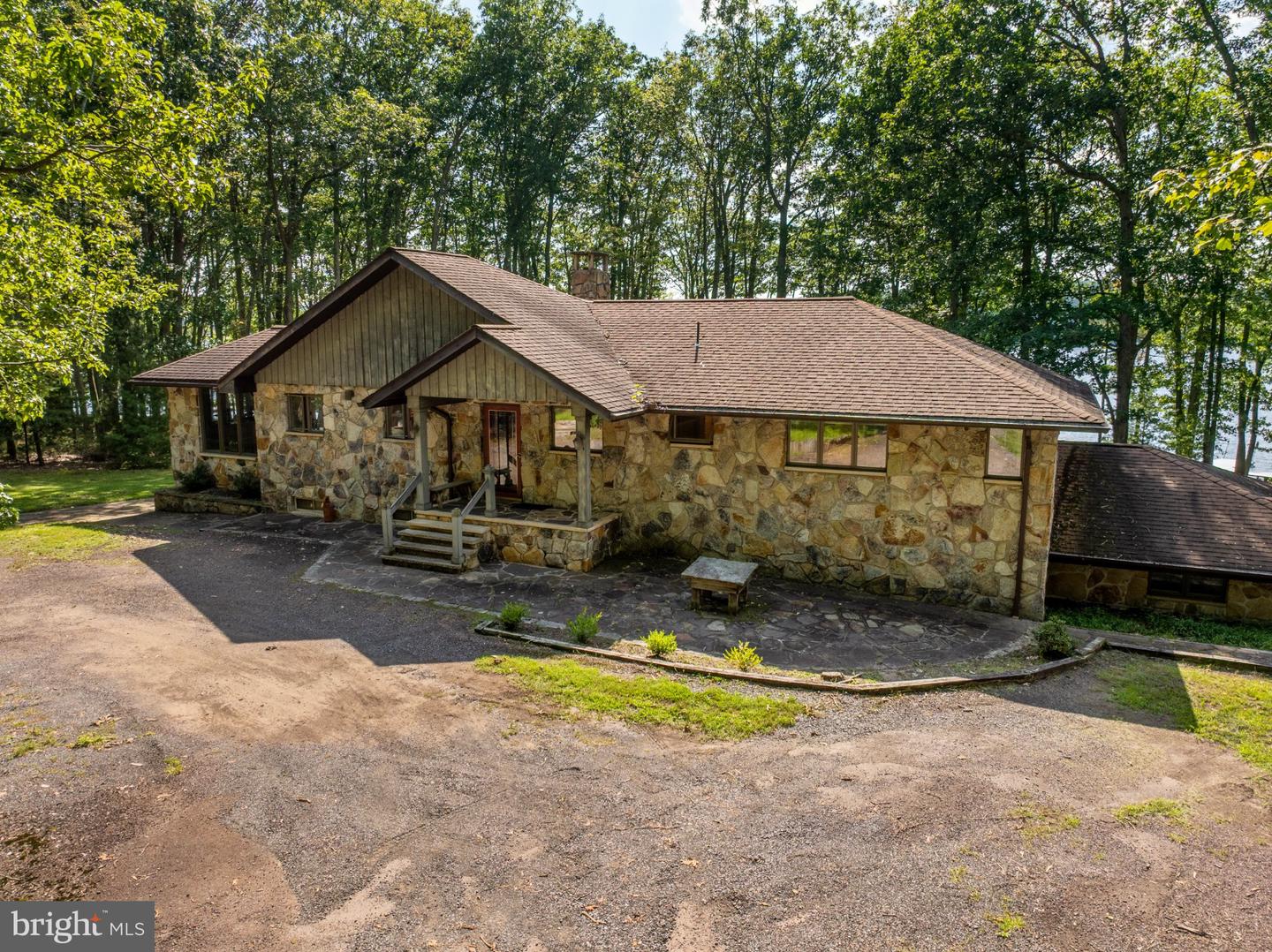 1677 Shoreline Dr Property Photo 15