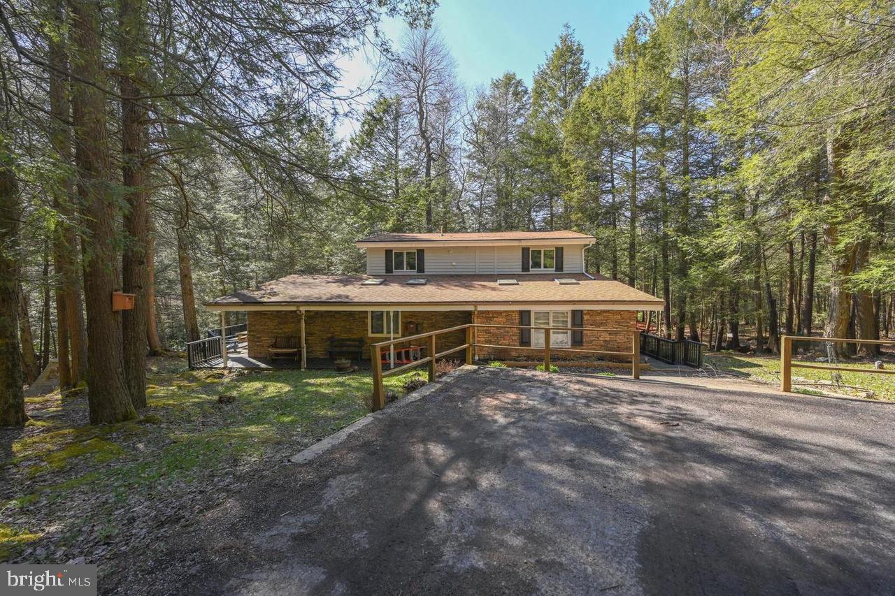 285 LAKESHORE DR Property Photo 1