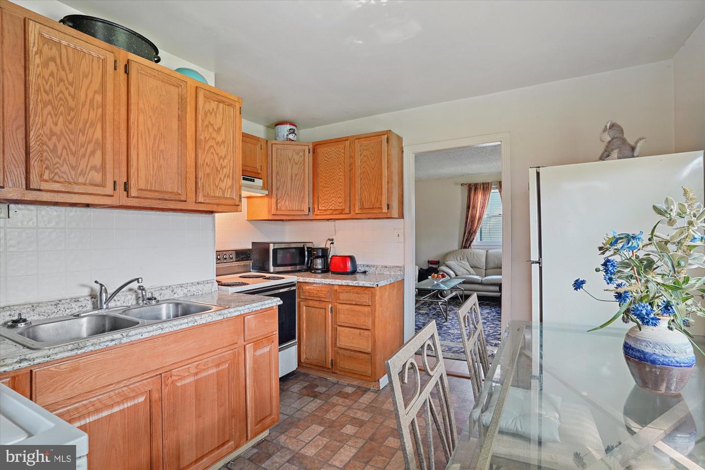 155 Deen Ave E Property Photo 5