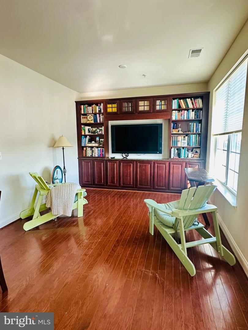 1818 Selvin Dr #402 Property Photo 2