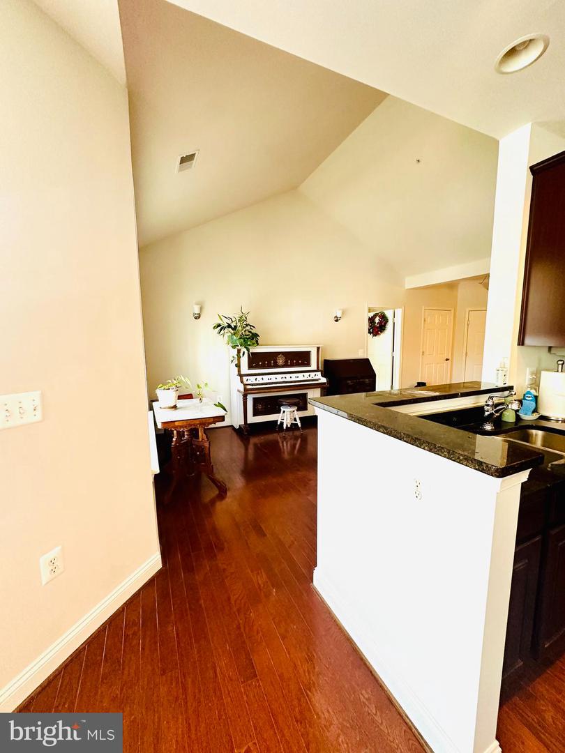 1818 Selvin Dr #402 Property Photo 4