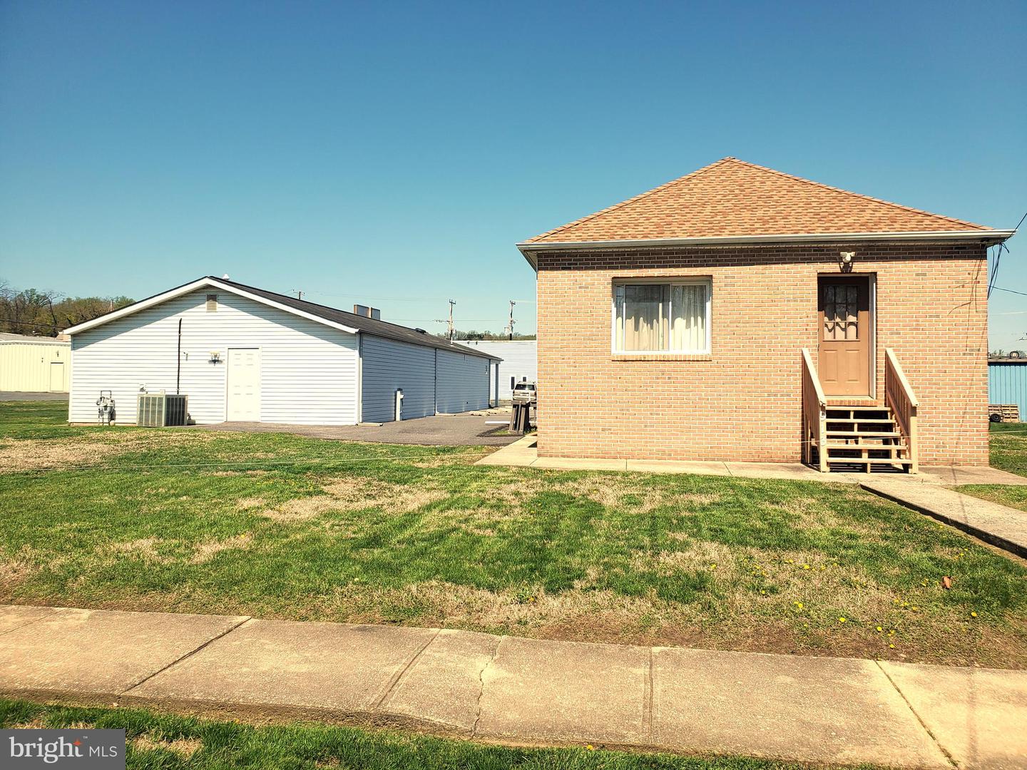 913 Warren St Property Photo 6