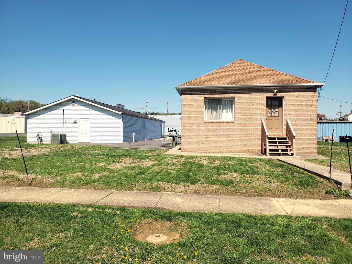 913 Warren St Property Photo 12