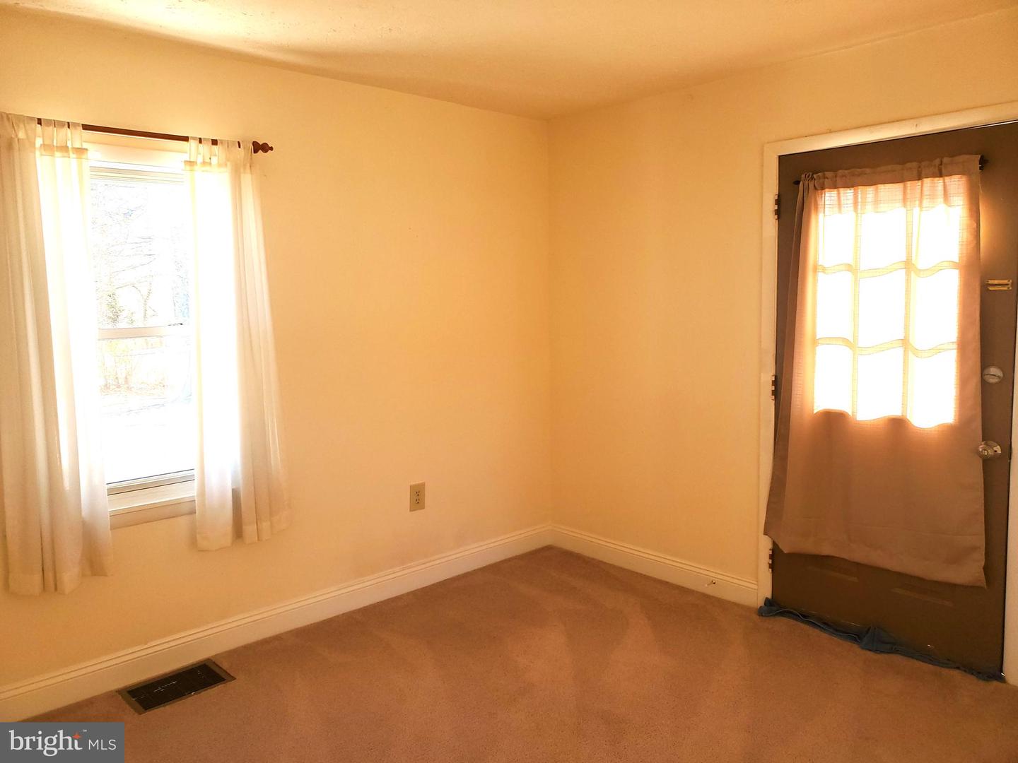 913 Warren St Property Photo 24