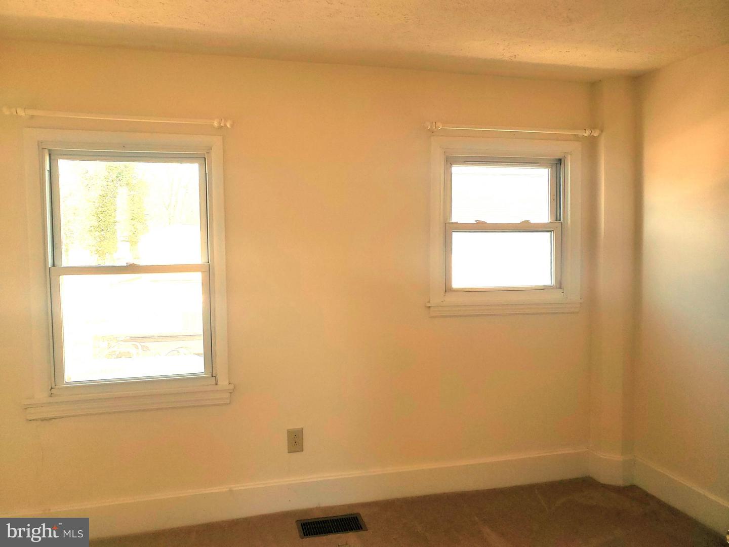 913 Warren St Property Photo 26