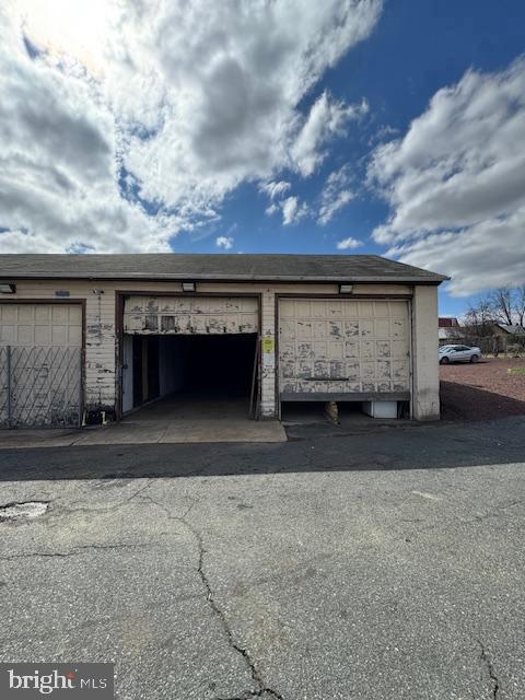 6 Post Rd #h4 & H5 Garage Bays Property Photo