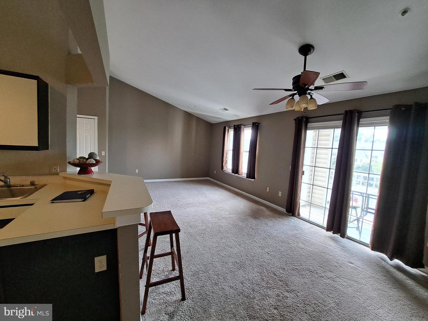 1310 W Sheridan Pl #301 Property Photo 6