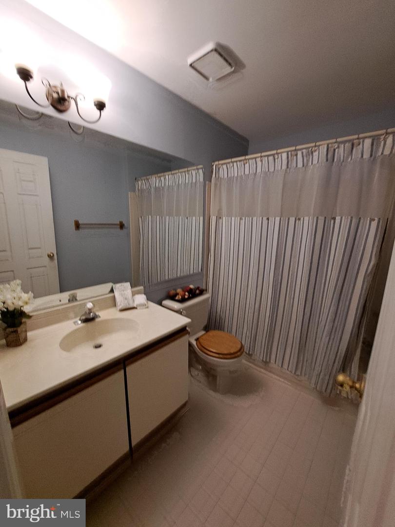 1310 W Sheridan Pl #301 Property Photo 12