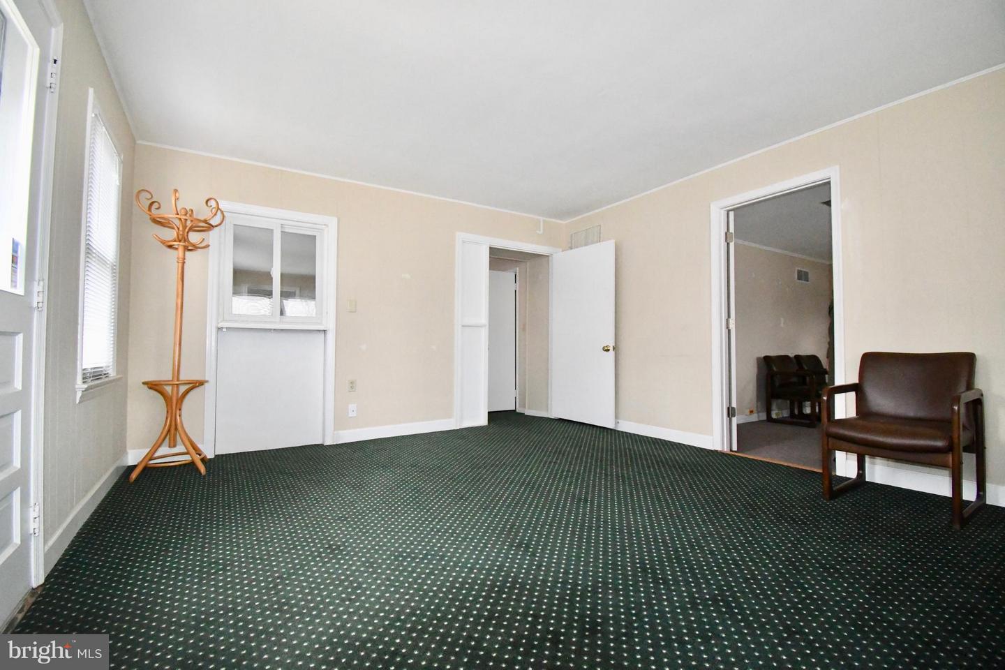 400 Lewis St Property Photo 2
