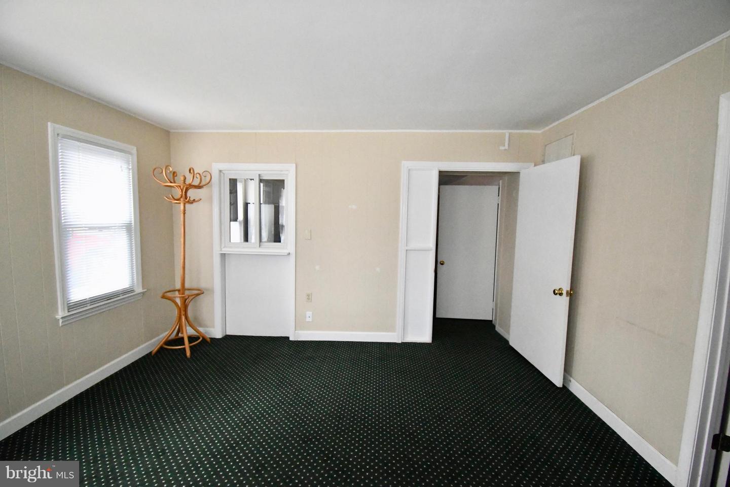 400 Lewis St Property Photo 3