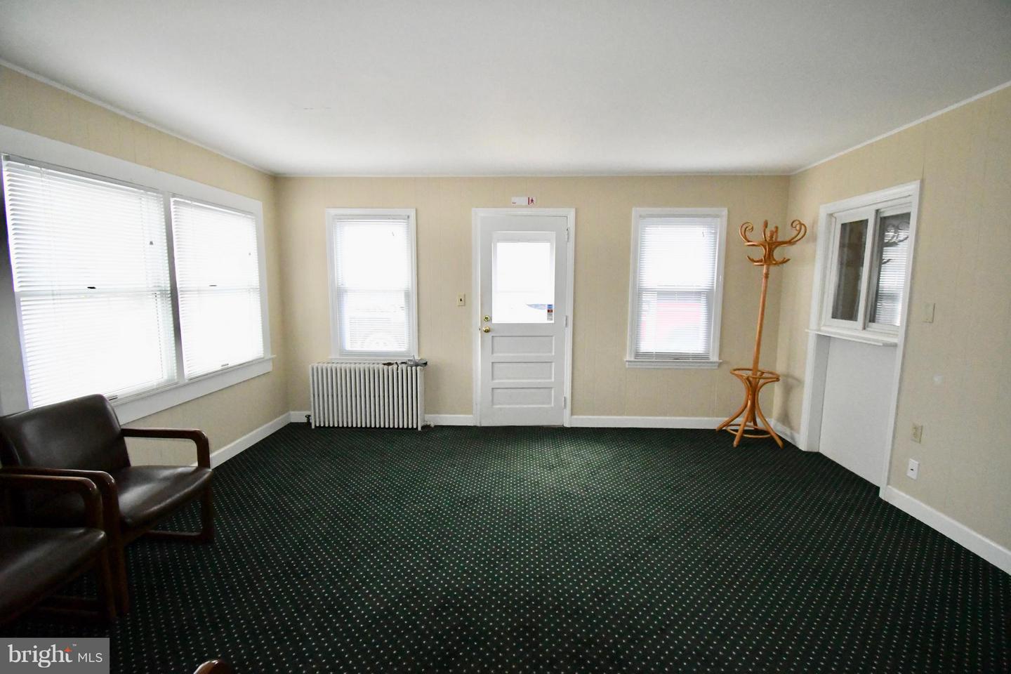 400 Lewis St Property Photo 4