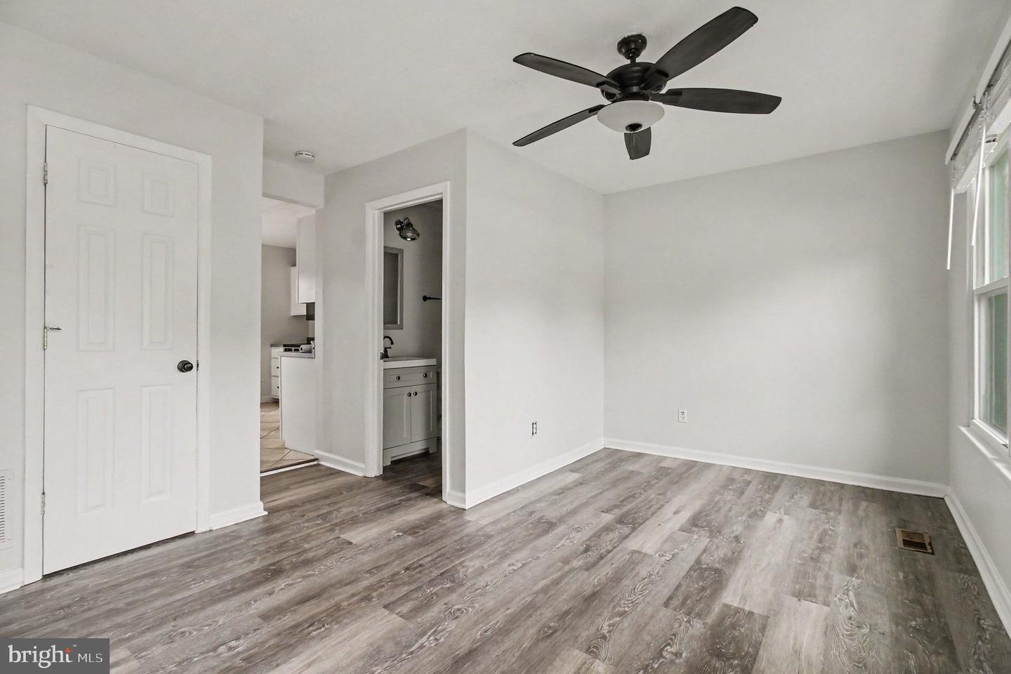 666 Yorkshire Dr Property Photo 3