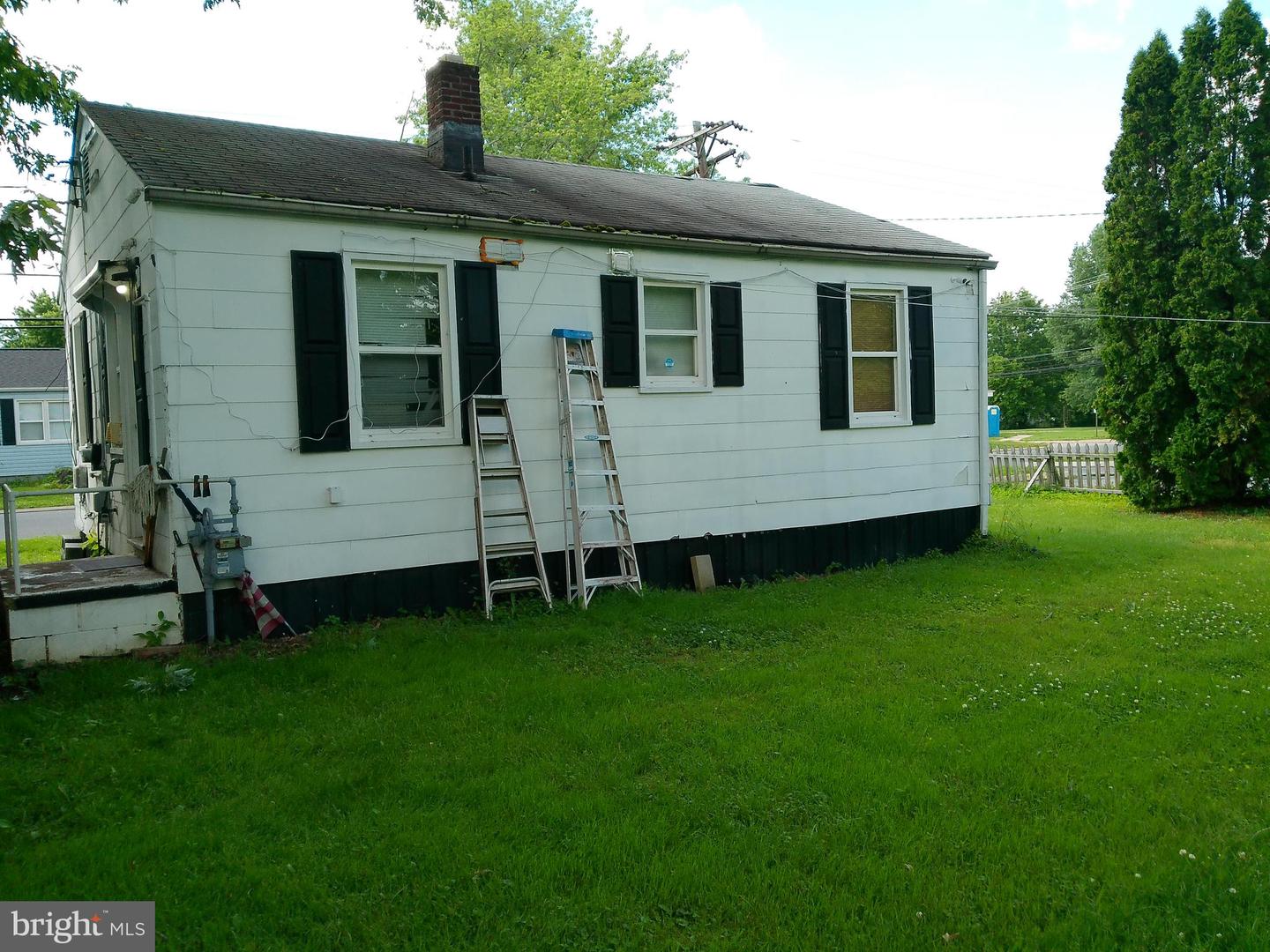 2 Aberdeen Ave Property Photo 4