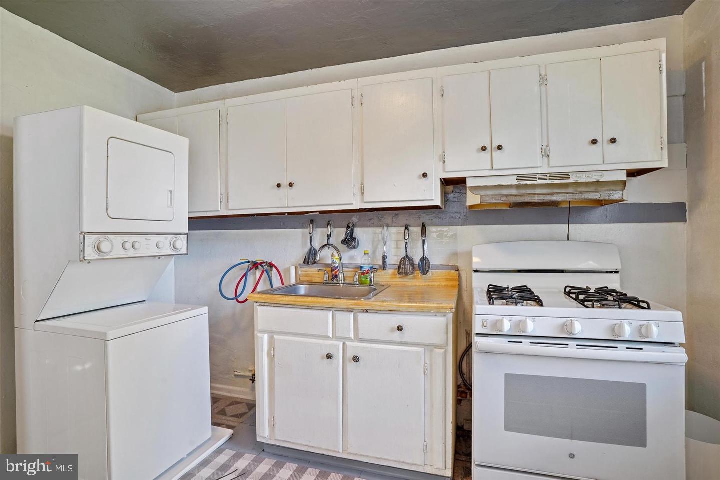 2 Aberdeen Ave Property Photo 12