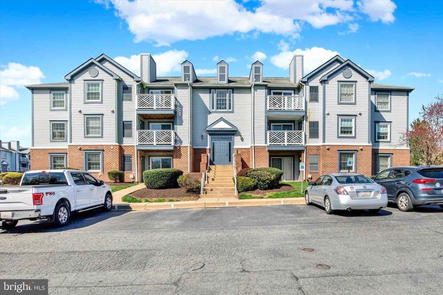 200 Oak Leaf Cir #200-k Property Photo 1